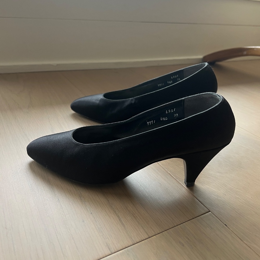 Saks Fifth Avenue Fenton Last Black Pumps Size 6 1/2